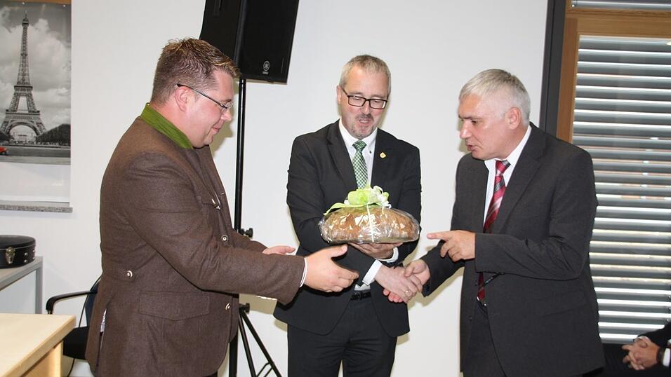 2. B&uuml;rgermeister Hans Greil (Mitte) &uuml;berreichte Brot und Salz zum Einzug.