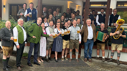 Auf ein friedliches Volksfest stie&szlig;en die G&auml;ste bei der traditionellen Volksfestbierprobe beim Festwirt Georg Schachtner an.