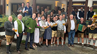 Auf ein friedliches Volksfest stießen die Gäste bei der traditionellen Volksfestbierprobe beim Festwirt Georg Schachtner an. Auf ein friedliches Volksfest stießen die Gäste bei der traditionellen Volksfestbierprobe beim Festwirt Georg Schachtner an.
