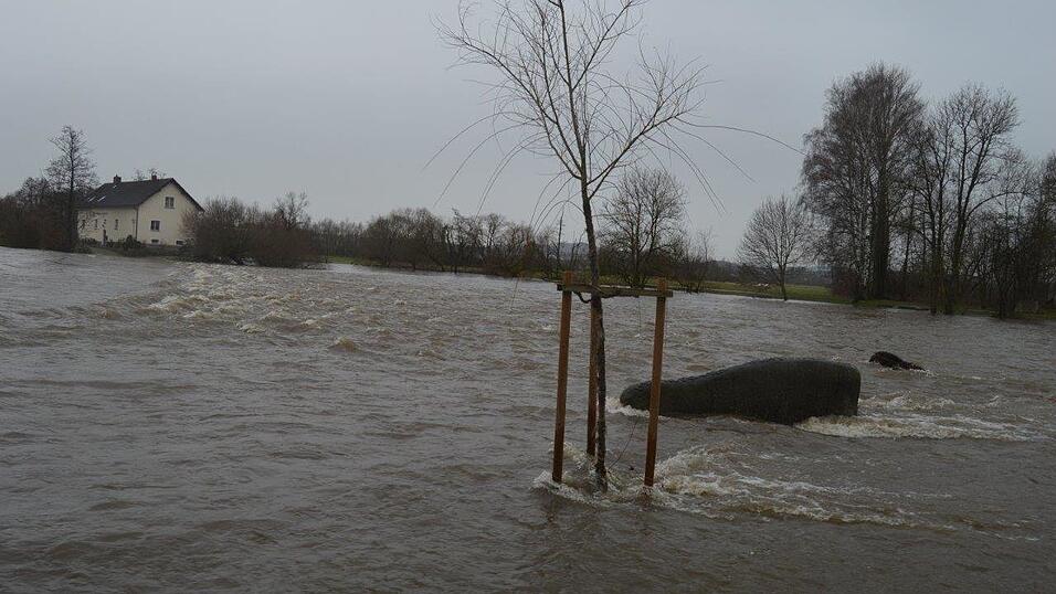 Auch der Regen bei Cham steigt &uuml;ber die Ufer.