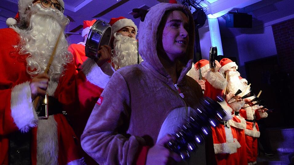 Die Samba-Gruppe trat als Weihnachtsm&auml;nner samt begleitendem Rentier auf.
