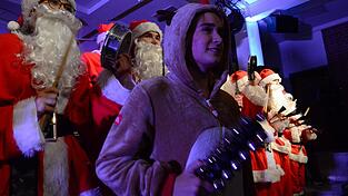 Die Samba-Gruppe trat als Weihnachtsm&auml;nner samt begleitendem Rentier auf.
