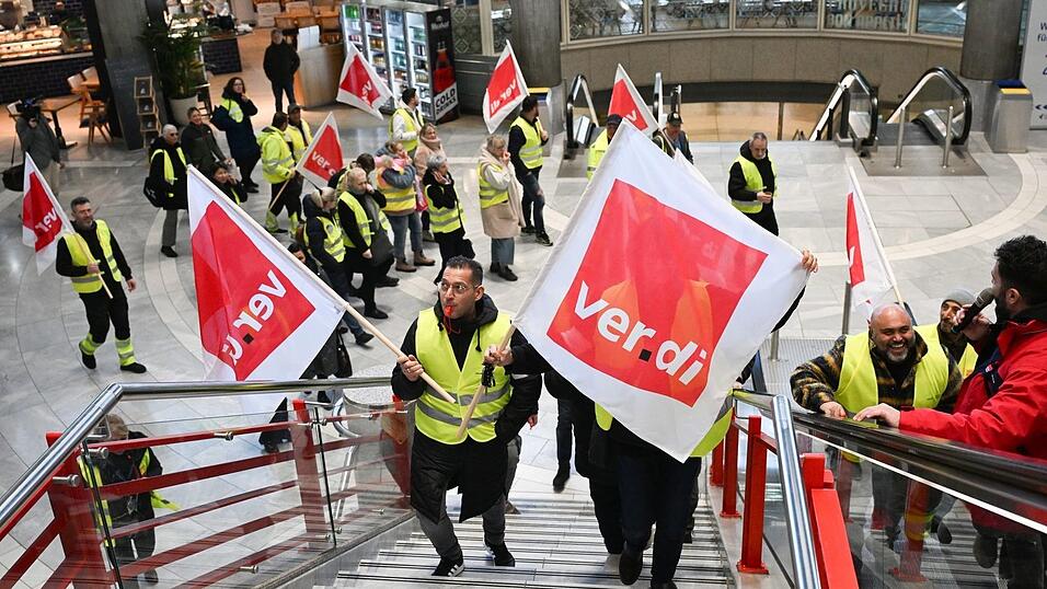 Hintergrund der Warnstreiks sind zwei verschiedene Tarifkonflikte. Hintergrund der Warnstreiks sind zwei verschiedene Tarifkonflikte.