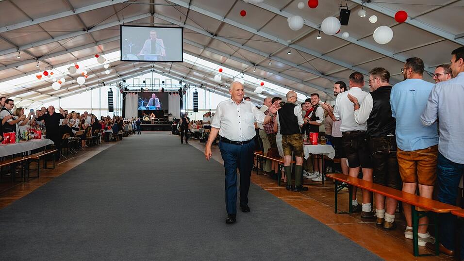 Standing Ovations f&uuml;r Manfred Zollner: 1965 hat er die Firma als Einmannbetrieb in Zandt gegr&uuml;ndet. Heute z&auml;hlt das Familienunternehmen weltweit rund 13.000 Mitarbeiter.