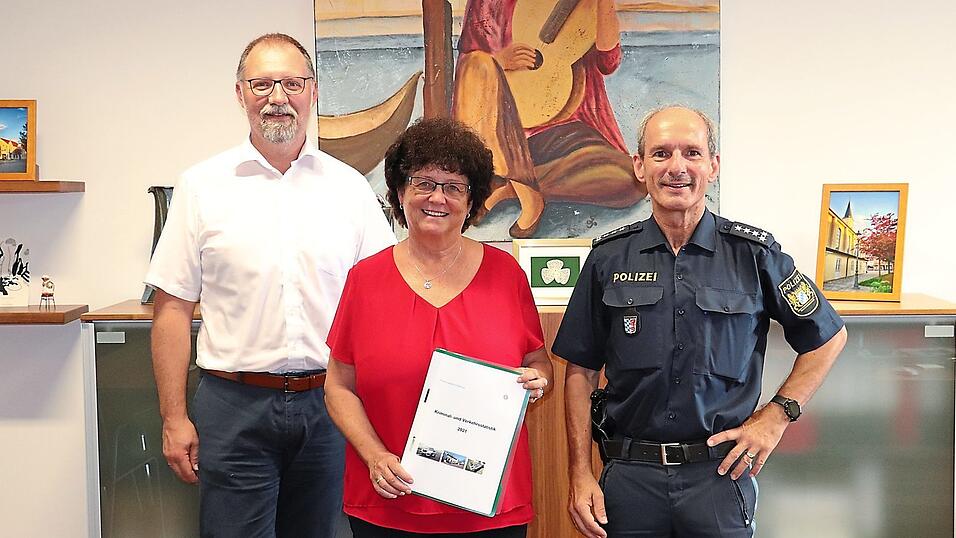 Ordnungsamtsleiter Markus Vierthaler, B&uuml;rgermeisterin Liane Sedlmeier und der Dienststellenleiter der Polizeiinspektion Plattling, Elmar Kastl (v.l.), stellten die Kriminalstatistik f&uuml;r 2021 vor.