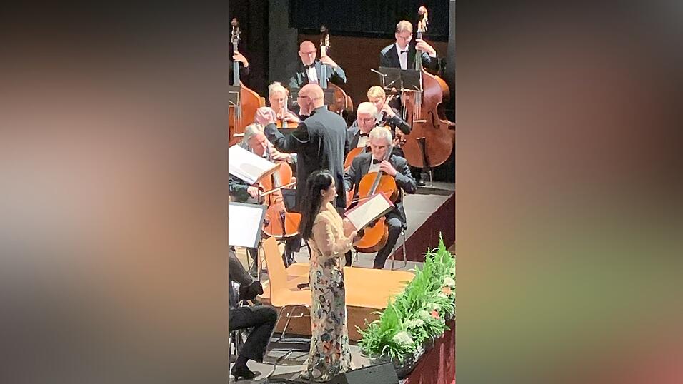 Dirigent Erwin Weber integrierte die Sopranistin Mio Nakamune in das Geschehen. Dirigent Erwin Weber integrierte die Sopranistin Mio Nakamune in das Geschehen.