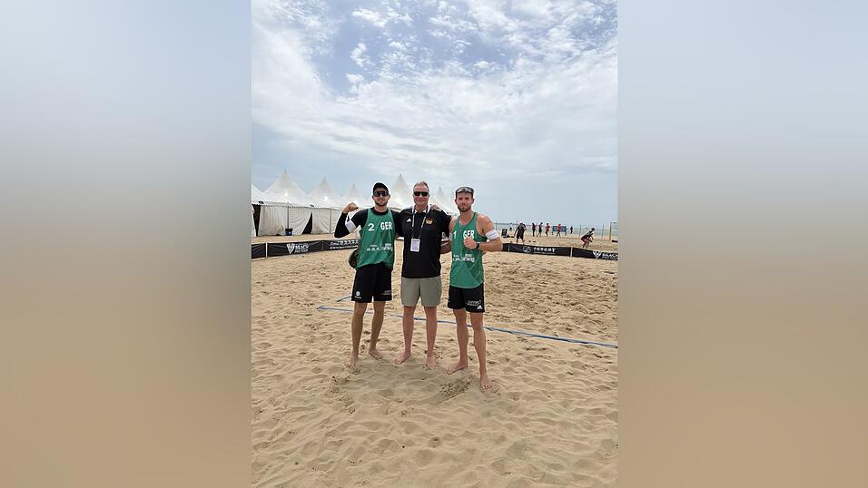 Ein starkes Sagstetter-Trio: Papa Reiner tüftelt als Taktik-Coach die Marschroute aus, die seine Söhne Benedikt (li.) und Jonas (re.) im Sand dann ziemlich erfolgreich umsetzen - wie gerade in Xiamen. Ein starkes Sagstetter-Trio: Papa Reiner tüftelt als Taktik-Coach die Marschroute aus, die seine Söhne Benedikt (li.) und Jonas (re.) im Sand dann ziemlich erfolgreich umsetzen - wie gerade in Xiamen.