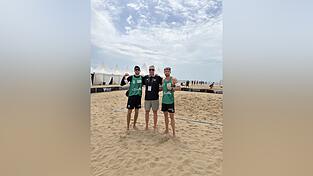 Ein starkes Sagstetter-Trio: Papa Reiner tüftelt als Taktik-Coach die Marschroute aus, die seine Söhne Benedikt (li.) und Jonas (re.) im Sand dann ziemlich erfolgreich umsetzen - wie gerade in Xiamen. Ein starkes Sagstetter-Trio: Papa Reiner tüftelt als Taktik-Coach die Marschroute aus, die seine Söhne Benedikt (li.) und Jonas (re.) im Sand dann ziemlich erfolgreich umsetzen - wie gerade in Xiamen.