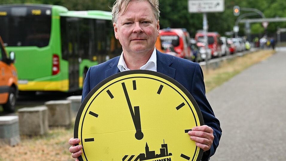 Der Oberbürgermeister von Oberhausen, Thorsten Berg (SPD), bei einer Demonstration von Städten und Kommunen für mehr finanzielle Unterstützung durch den Bund. Der Oberbürgermeister von Oberhausen, Thorsten Berg (SPD), bei einer Demonstration von Städten und Kommunen für mehr finanzielle Unterstützung durch den Bund.