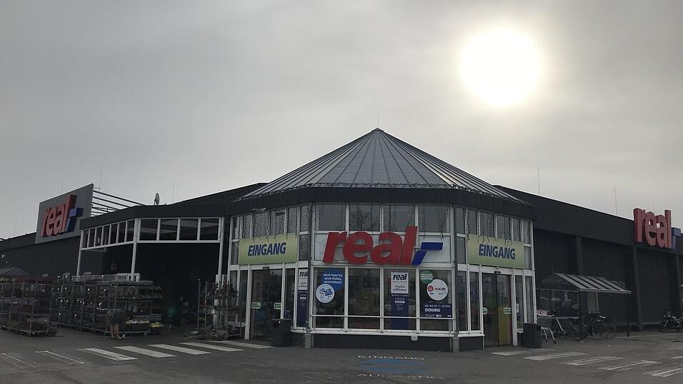 Rund 100 Menschen arbeiten im Real-Markt an der Ittlinger Straße. Nach dem Verkauf von Real an die Redos-Gruppe sind viele Mitarbeiter beunruhigt. Rund 100 Menschen arbeiten im Real-Markt an der Ittlinger Straße. Nach dem Verkauf von Real an die Redos-Gruppe sind viele Mitarbeiter beunruhigt.
