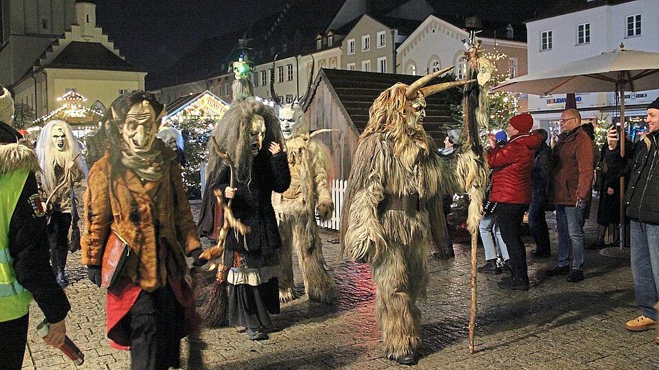 Die Passauer Höllengeister sorgten mit ihren furchteinflößenden Fratzen für Gänsehaut. Die Passauer Höllengeister sorgten mit ihren furchteinflößenden Fratzen für Gänsehaut.