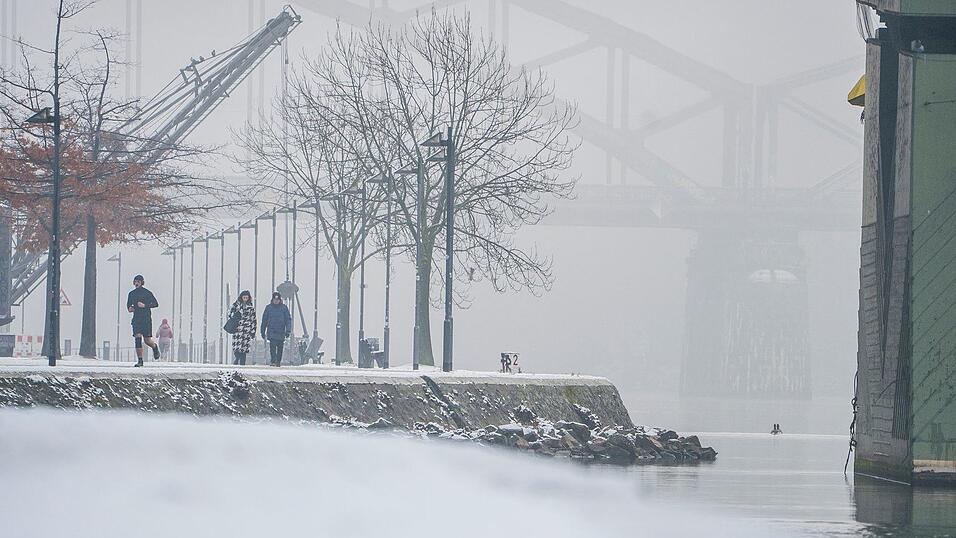 In der Nacht von Sonntag auf Montag könnte es erneut kräftig schneien. (Archivbild) In der Nacht von Sonntag auf Montag könnte es erneut kräftig schneien. (Archivbild)
