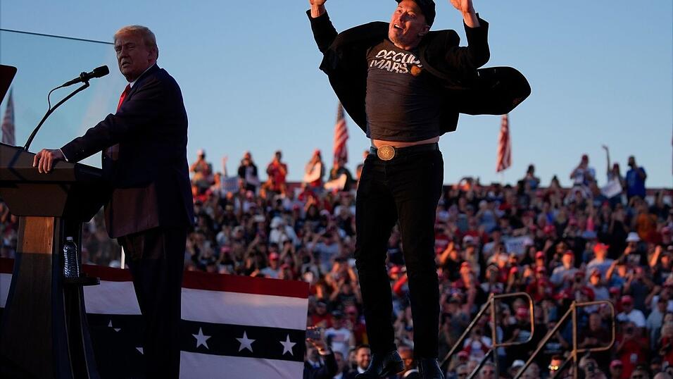 Im Präsidentenwahlkampf 2024 sprang Elon Musk (r) auf einer Bühne mit dem damaligen Präsidentschafts-Kandidaten Donald Trump herum. (Archivbild) Im Präsidentenwahlkampf 2024 sprang Elon Musk (r) auf einer Bühne mit dem damaligen Präsidentschafts-Kandidaten Donald Trump herum. (Archivbild)