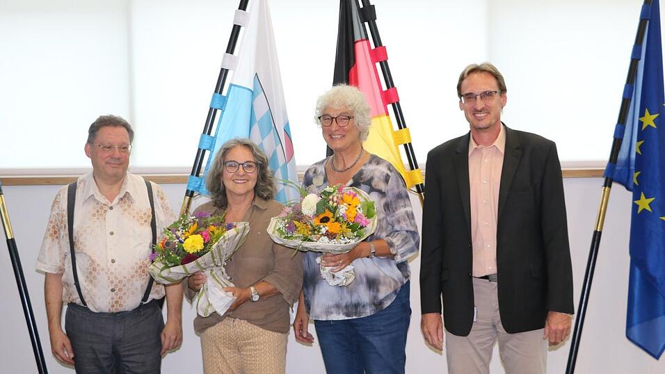 Peter Poesze (von rechts), Geschäftsleiter des Landratsamtes, dankte den Vorsitzenden des Fahrgastbeirats, Verena Putzo-Kistner und Christine Ackermann, sowie Martin Meyer, dem früheren Vorsitzenden des Fahrgastbeirats der Stadtwerke Landshut (Vorläufer des LAVV-Fahrgastbeirats). Peter Poesze (von rechts), Geschäftsleiter des Landratsamtes, dankte den Vorsitzenden des Fahrgastbeirats, Verena Putzo-Kistner und Christine Ackermann, sowie Martin Meyer, dem früheren Vorsitzenden des Fahrgastbeirats der Stadtwerke Landshut (Vorläufer des LAVV-Fahrgastbeirats).