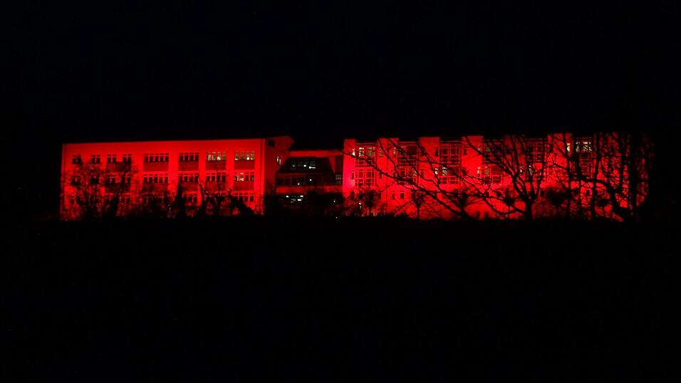 Die Klinik Donaustauf wurde bereits am Dienstagabend mit rotem Licht angestrahlt. Auch in den nächsten Tagen wird die Klinik rot beleuchtet, sobald es dunkel wird. Die Klinik Donaustauf wurde bereits am Dienstagabend mit rotem Licht angestrahlt. Auch in den nächsten Tagen wird die Klinik rot beleuchtet, sobald es dunkel wird.