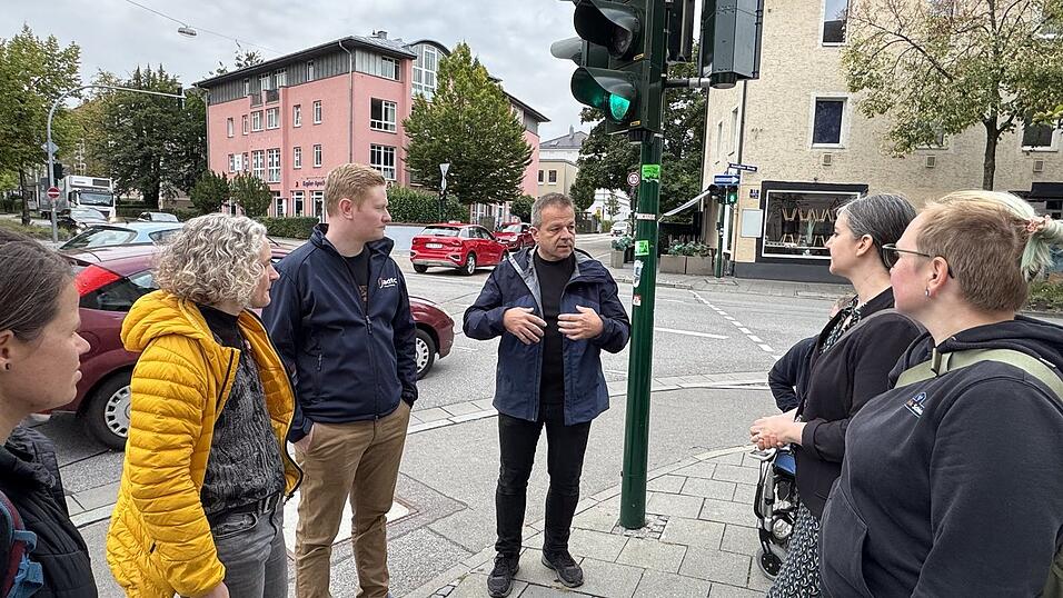Helene Sigloch (von links), Benedikt Benz (ADFC) und Oliver Groth im Gespräch mit Verena Riehl und Zimmi Zimmermann. Die beiden Mütter haben Kinder, die ab sofort jeden Tag an dieser Stelle zur Schule gehen. Helene Sigloch (von links), Benedikt Benz (ADFC) und Oliver Groth im Gespräch mit Verena Riehl und Zimmi Zimmermann. Die beiden Mütter haben Kinder, die ab sofort jeden Tag an dieser Stelle zur Schule gehen.