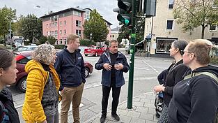 Helene Sigloch (von links), Benedikt Benz (ADFC) und Oliver Groth im Gespräch mit Verena Riehl und Zimmi Zimmermann. Die beiden Mütter haben Kinder, die ab sofort jeden Tag an dieser Stelle zur Schule gehen.