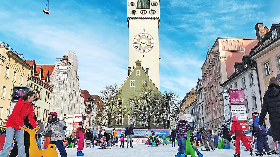 Wenn das Wetter mitspielt, ist die Eisfl&auml;che am Theresienplatz bei kleinen und gro&szlig;en Schlittschuhl&auml;ufern hei&szlig; begehrt.