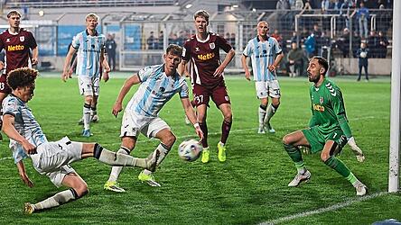 Eine gute Chance vergibt Sechzigs Samuel Althaus (links) in der zweiten Halbzeit gegen Jahn-Keeper Felix Gebhardt.