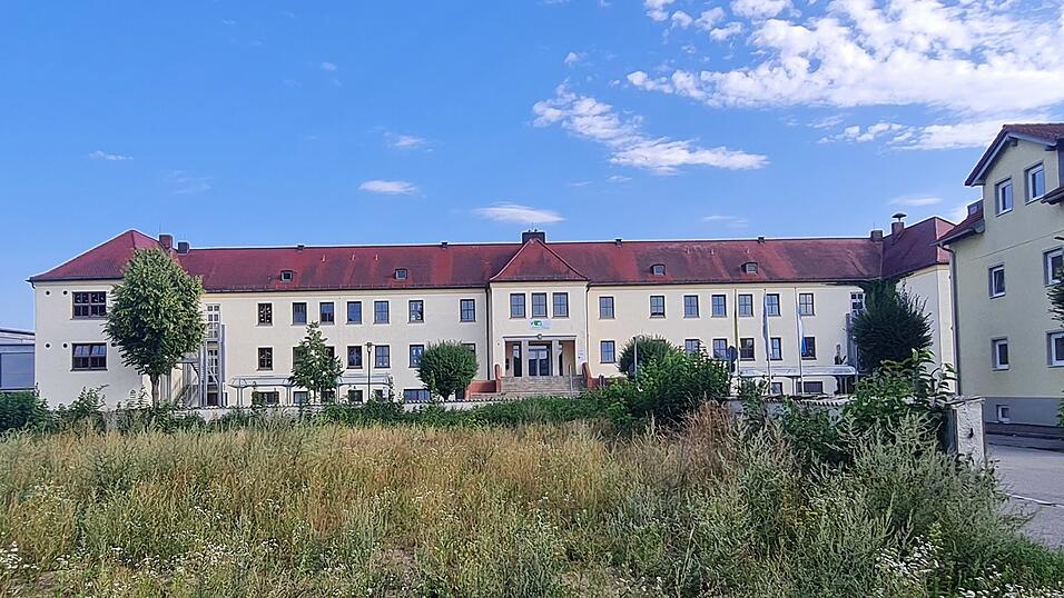 Das Gebäude gegenüber der Grundschule ist bereits abgerissen. Hier soll der Neubau entstehen. Das Gebäude gegenüber der Grundschule ist bereits abgerissen. Hier soll der Neubau entstehen.