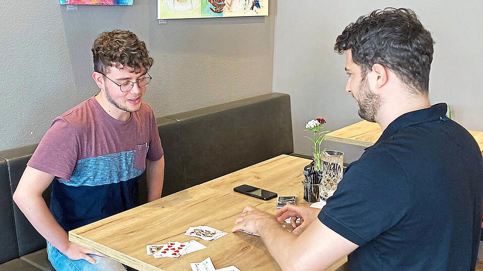 Höchstkonzentriert stellte sich unser Reporter den Experimenten des Mentalisten Michael Bijan (r.). Höchstkonzentriert stellte sich unser Reporter den Experimenten des Mentalisten Michael Bijan (r.).