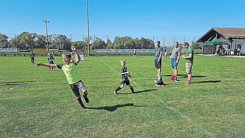 Auf dem Platz in Oberalteich ist (fast) immer was geboten - egal, ob Training oder Spiel. Auf dem Platz in Oberalteich ist (fast) immer was geboten - egal, ob Training oder Spiel.