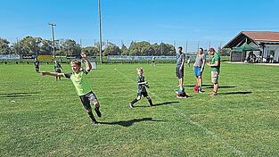 Auf dem Platz in Oberalteich ist (fast) immer was geboten - egal, ob Training oder Spiel.