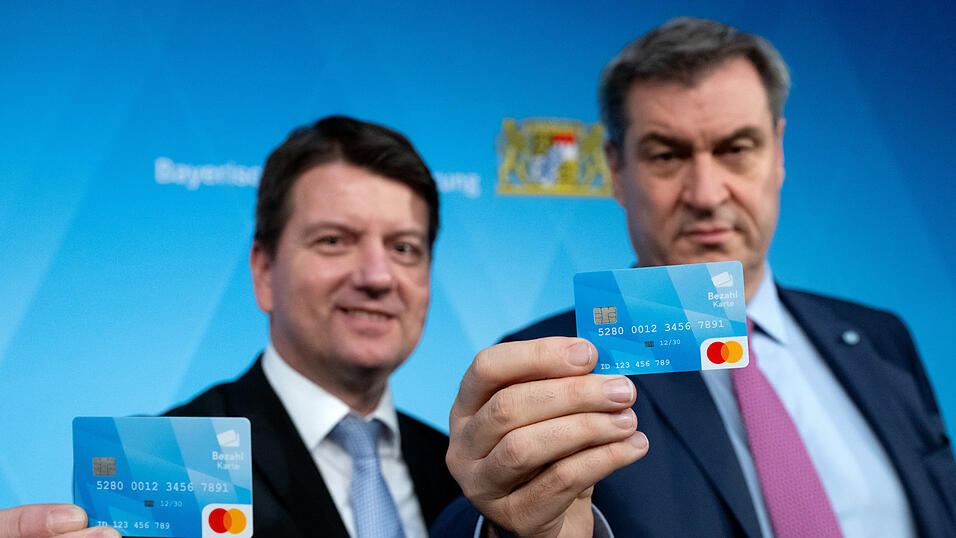 Bezahlkarte statt Bargeld: Sandro Kirchner (l.) und Markus S&ouml;der halten den Test bei Asylleistungen in Bayern f&uuml;r einen 'Bestandteil einer gro&szlig;en Probleml&ouml;sung'.