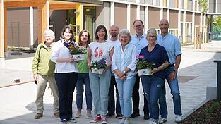 Ludwig Hiergeist (v.l.), Nataliia Muliar, Sieglinde Kettl, Andrea Rohrmaier, Michael Starzer, Maria Eisenreich, Martin Hohenberger von der Caritas, Beatrix Oeser und Schulleiter Christian Ehrenreich haben gro&szlig;e Erwartungen an das Startchancen-Programm.