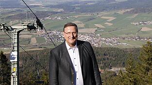 F&uuml;hlt sich verpflichtet: B&uuml;rgermeister Markus M&uuml;ller (58) &uuml;ber seiner Heimat Neukirchen b. Hl. Blut und neben der Hohenbogenbahn.