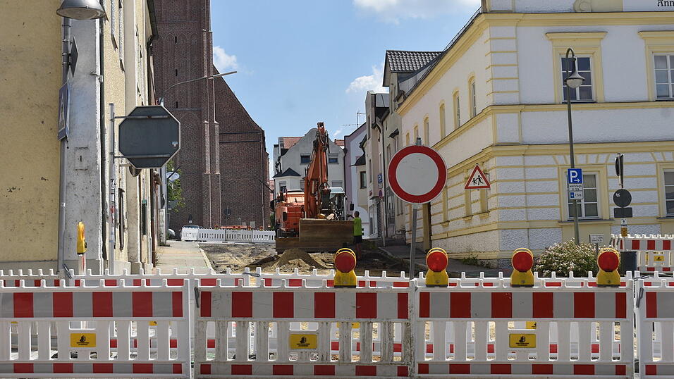 Voraussichtlich bis Oktober wird die Kirchstra&szlig;e f&uuml;r die Sanierungsarbeiten gesperrt sein. Im Laufe des Dienstags hat man die oberste Asphaltschicht als ersten Schritt abgefr&auml;st.