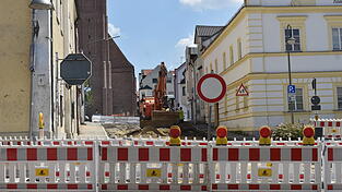 Voraussichtlich bis Oktober wird die Kirchstra&szlig;e f&uuml;r die Sanierungsarbeiten gesperrt sein. Im Laufe des Dienstags hat man die oberste Asphaltschicht als ersten Schritt abgefr&auml;st.