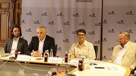 Informierten über das Wegfallen der 100 Euro für Familien: Oberbürgermeister Thomas Burger (Mitte), der Leiter des Amtes für Tagesbetreuung von Kindern, Oliver Novak (links), und die Bildungsreferentin der Stadt Sabine Kellner-Mayrhofer (Dritte von links) und Marco Hildebrand Merk, Leiter des Amtes für Jugend und Familie. Informierten über das Wegfallen der 100 Euro für Familien: Oberbürgermeister Thomas Burger (Mitte), der Leiter des Amtes für Tagesbetreuung von Kindern, Oliver Novak (links), und die Bildungsreferentin der Stadt Sabine Kellner-Mayrhofer (Dritte von links) und Marco Hildebrand Merk, Leiter des Amtes für Jugend und Familie.