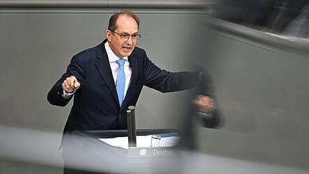 Alexander Dobrindt nennt keine Belege für seine Hochstufung der Bedrohungslage. Alexander Dobrindt nennt keine Belege für seine Hochstufung der Bedrohungslage.