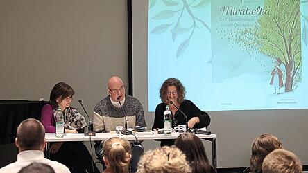 Übersetzerin Alexandra Wolfinger links), Autor Cezary Harasimowicz und Herausgeberin Sabine Koller stellten mit der deutschen Übersetzung von „Mirabelka“ ein Herzensprojekt vor.