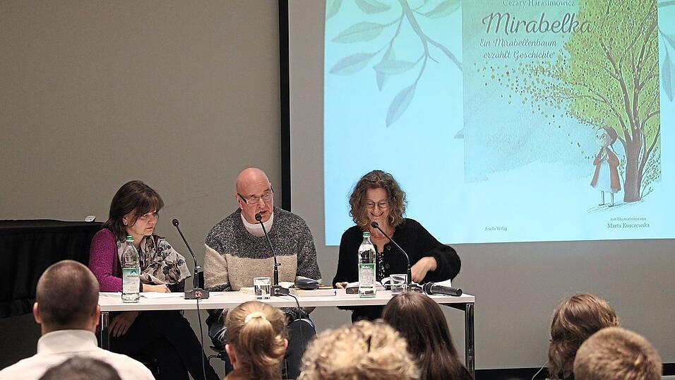 Übersetzerin Alexandra Wolfinger links), Autor Cezary Harasimowicz und Herausgeberin Sabine Koller stellten mit der deutschen Übersetzung von „Mirabelka“ ein Herzensprojekt vor. Übersetzerin Alexandra Wolfinger links), Autor Cezary Harasimowicz und Herausgeberin Sabine Koller stellten mit der deutschen Übersetzung von „Mirabelka“ ein Herzensprojekt vor.