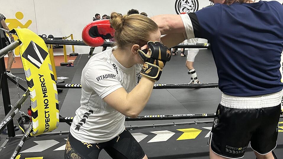 Ecksteins Taktik: Versuchen, nicht vom Gegner zu Fall gebracht zu werden. Denn im &bdquo;Stand-Up&ldquo;, also beim Kampf im Stehen, hat sie mehr Erfahrung als im Bodenkampf.