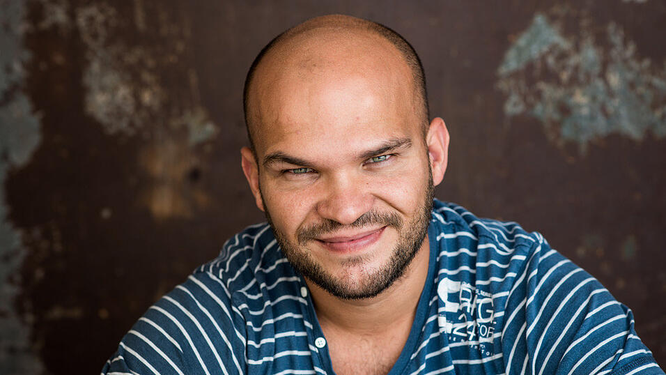 Bekanntes Gesicht aus der Region Landshut. Steckbrief von Moritz Katzmair:Alter: 37Wohnort: nördlicher Landkreis Landshut Familienstand: verheiratet, drei KinderBeruf: ausgebildeter Schauspieler, Regisseur; vorab Ausbildung zum BürokaufmannWichtigste Filme/Bühnenstücke: die drei Eberhofer-Krimis Dampfnudelblues, Winterkartoffelknödel, Leberkäsjunkie (Regie: Ed Herzog); die Känguru Chroniken (Regie: Dani Levy); die deutsch/amerikanische Koproduktion'A hidden life' (Regie: Terrence Malick). Außerdem hatte er nach seiner Schauspielausbildung drei Jahre eine Festanstellung am Landestheater Niederbayern. Dort ist er auch jetzt immer wieder zu sehen, zum Beispiel 2019/2020 in der Hauptrolle des Kinderstücks 'Karlsson vom Dach'.Hobbys: Fußball, Laufen, Trompete, Cello Bekanntes Gesicht aus der Region Landshut. Steckbrief von Moritz Katzmair:Alter: 37Wohnort: nördlicher Landkreis Landshut Familienstand: verheiratet, drei KinderBeruf: ausgebildeter Schauspieler, Regisseur; vorab Ausbildung zum BürokaufmannWichtigste Filme/Bühnenstücke: die drei Eberhofer-Krimis Dampfnudelblues, Winterkartoffelknödel, Leberkäsjunkie (Regie: Ed Herzog); die Känguru Chroniken (Regie: Dani Levy); die deutsch/amerikanische Koproduktion'A hidden life' (Regie: Terrence Malick). Außerdem hatte er nach seiner Schauspielausbildung drei Jahre eine Festanstellung am Landestheater Niederbayern. Dort ist er auch jetzt immer wieder zu sehen, zum Beispiel 2019/2020 in der Hauptrolle des Kinderstücks 'Karlsson vom Dach'.Hobbys: Fußball, Laufen, Trompete, Cello