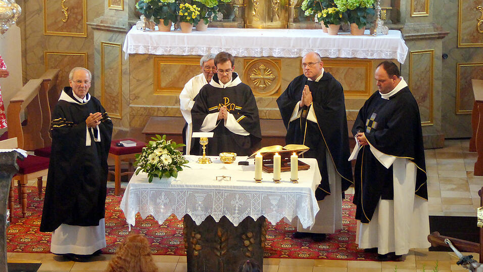 Der Neupriester, Benediktinerpater Gregor Schuller (Mitte) feierte zusammen mit Benediktinerpater Athanasius Berggold, Diakon i.R. Klaus Birn, Pfarrer Markus Schwarzer und Pfarrer Robert Gigler (von links) ein heiliges Requiem.