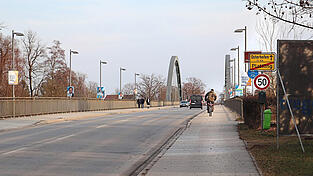 Erst wird die Betoneinfassung des 'Globus'-Kreisverkehrs ab 22. April hergerichtet und später, voraussichtlich ab 7. Juni, werden Teile der Isarbrücke saniert.