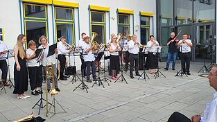 Blasorchester und Musikschullehrer hatten „Music“ von John Miles als Überraschung für den scheidenden Musiklehrer Michael Fuss einstudiert.