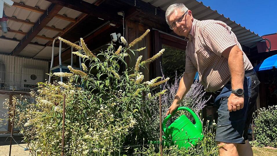 „Dass mich Gartenarbeit nicht zum Umweltbeauftragten qualifiziert, ist mir klar“, sagt Helmut Leberfinger augenzwinkernd. „Dass mich Gartenarbeit nicht zum Umweltbeauftragten qualifiziert, ist mir klar“, sagt Helmut Leberfinger augenzwinkernd.