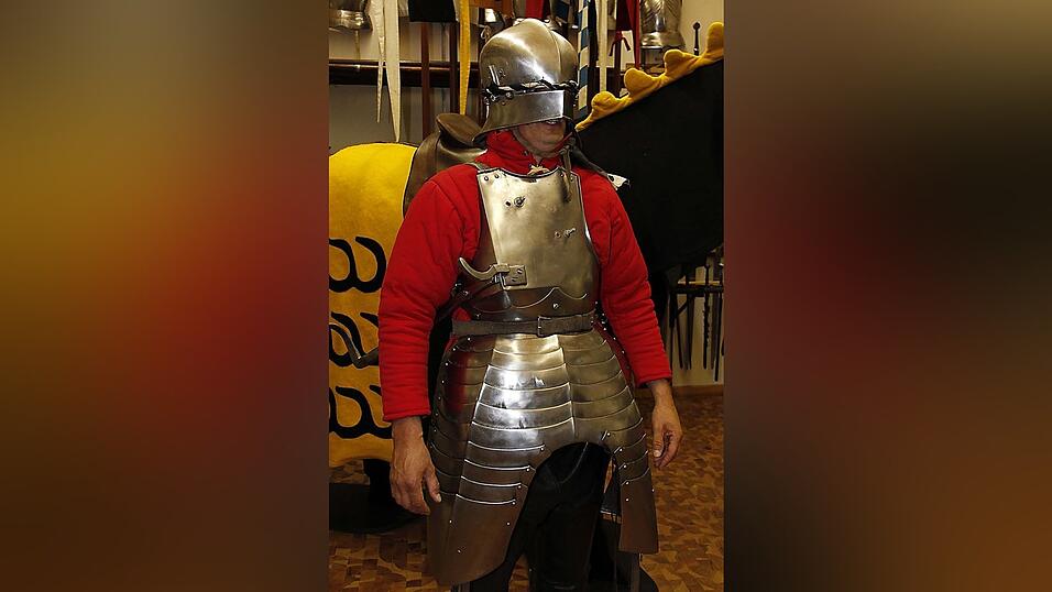 2: Dieser Ritter hat gut lachen: Statt eines unbequemen Kettenhemds hat er wattiertes Unterzeug an. Und noch trägt er nicht die ganze 35 Kilo schwere Rüstung. In den Haken, den man vorne seitlich sieht, wird später die Lanze für das Turnier eingelegt. 2: Dieser Ritter hat gut lachen: Statt eines unbequemen Kettenhemds hat er wattiertes Unterzeug an. Und noch trägt er nicht die ganze 35 Kilo schwere Rüstung. In den Haken, den man vorne seitlich sieht, wird später die Lanze für das Turnier eingelegt.