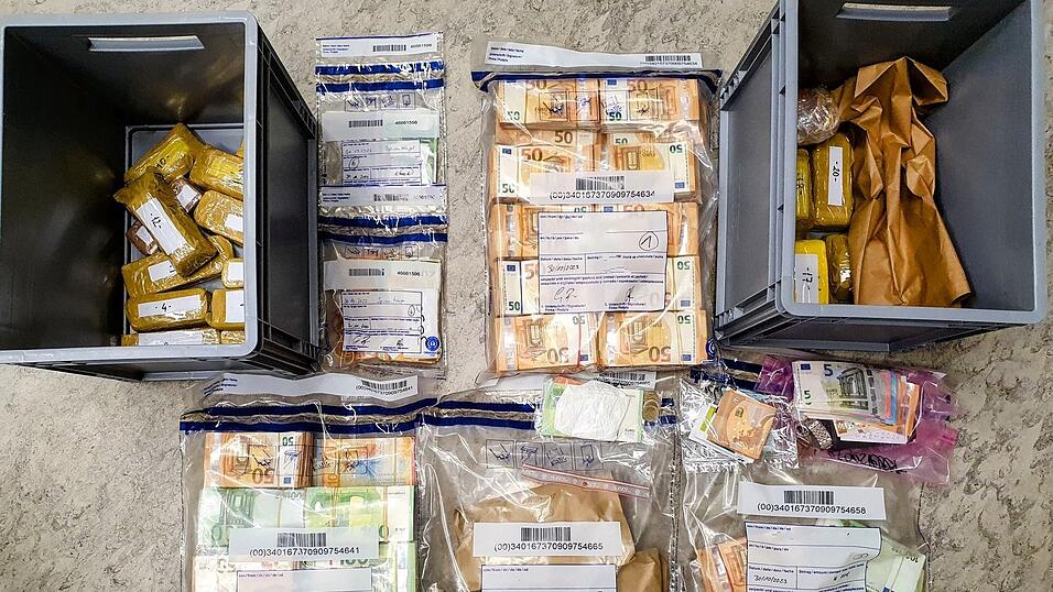 Die Beamten konnten knapp eine halbe Million Euro und etwa 50 Kilogramm Gold sicherstellen. Die Beamten konnten knapp eine halbe Million Euro und etwa 50 Kilogramm Gold sicherstellen.