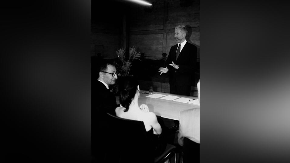 OB und Standesbeamter Palmer h&auml;lt die n&auml;chtliche Traurede f&uuml;r das Brautpaar.