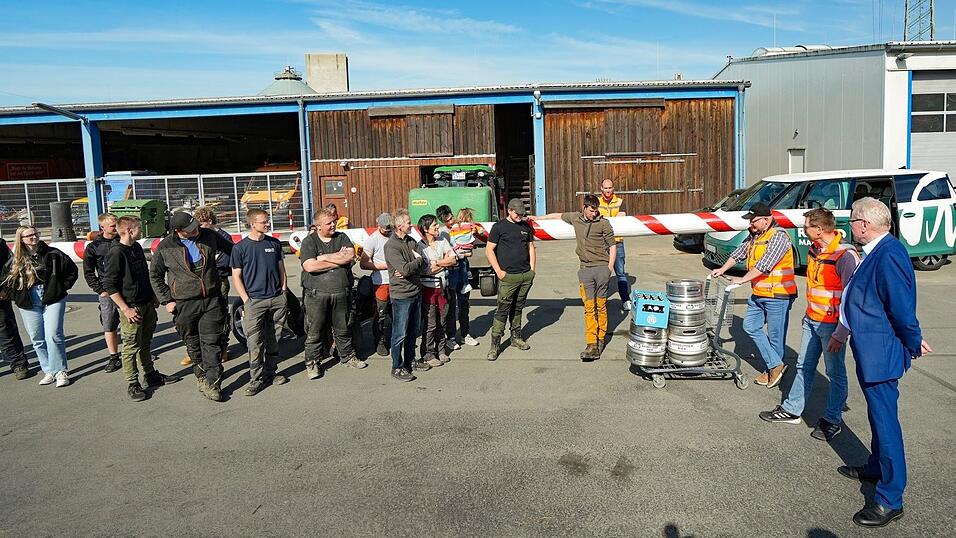 Der Bayreuther Oberb&uuml;rgermeister Thomas Ebersberger (CSU, rechts im Bild) nimmt den gestohlenen Maibaum wieder in Empfang.