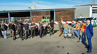 Der Bayreuther Oberb&uuml;rgermeister Thomas Ebersberger (CSU, rechts im Bild) nimmt den gestohlenen Maibaum wieder in Empfang.