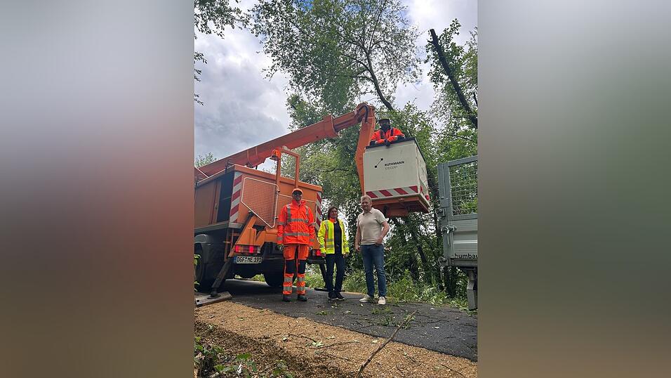 Parallel zur Baustellenabnahme kümmerten sich Joannes Sepp und Markus Urlbauer (oben) vom Gemeindebauhof um den Rückschnitt der Bäume und Sträucher entlang des Radwegs. Parallel zur Baustellenabnahme kümmerten sich Joannes Sepp und Markus Urlbauer (oben) vom Gemeindebauhof um den Rückschnitt der Bäume und Sträucher entlang des Radwegs.