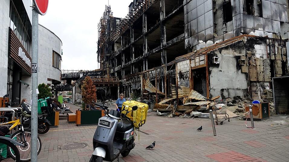Ein Einkaufszentrum ist bei einem russischen Angriff ausgebrannt. (Archivbild) Ein Einkaufszentrum ist bei einem russischen Angriff ausgebrannt. (Archivbild)