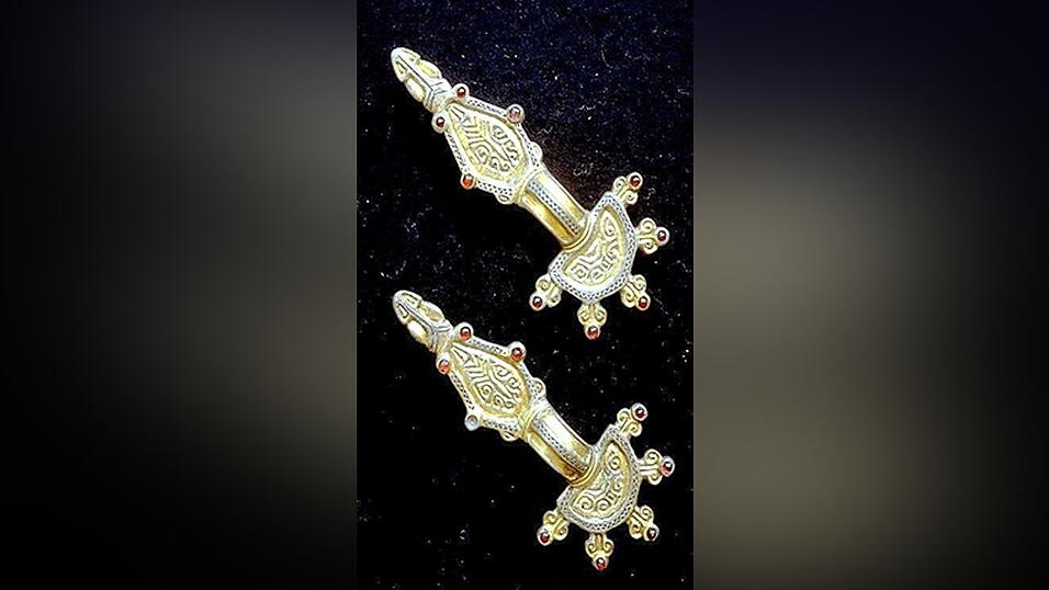 Ostgotische Fibel (Gewandnadel) aus dem Grab einer Ur-Bayerin.